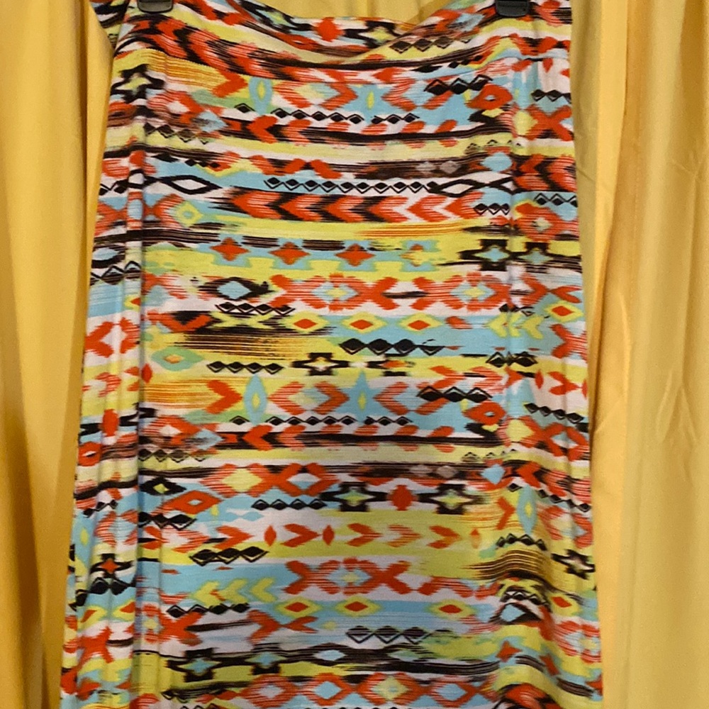 Women’s MULTICOLOR polyester skirt. Size 2X. Gently worn